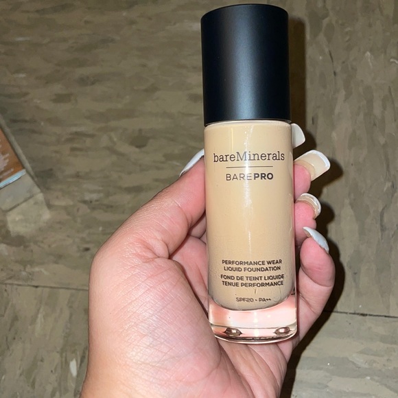 Bare minerals bare pro performance wear liquid foundation sandstone 16